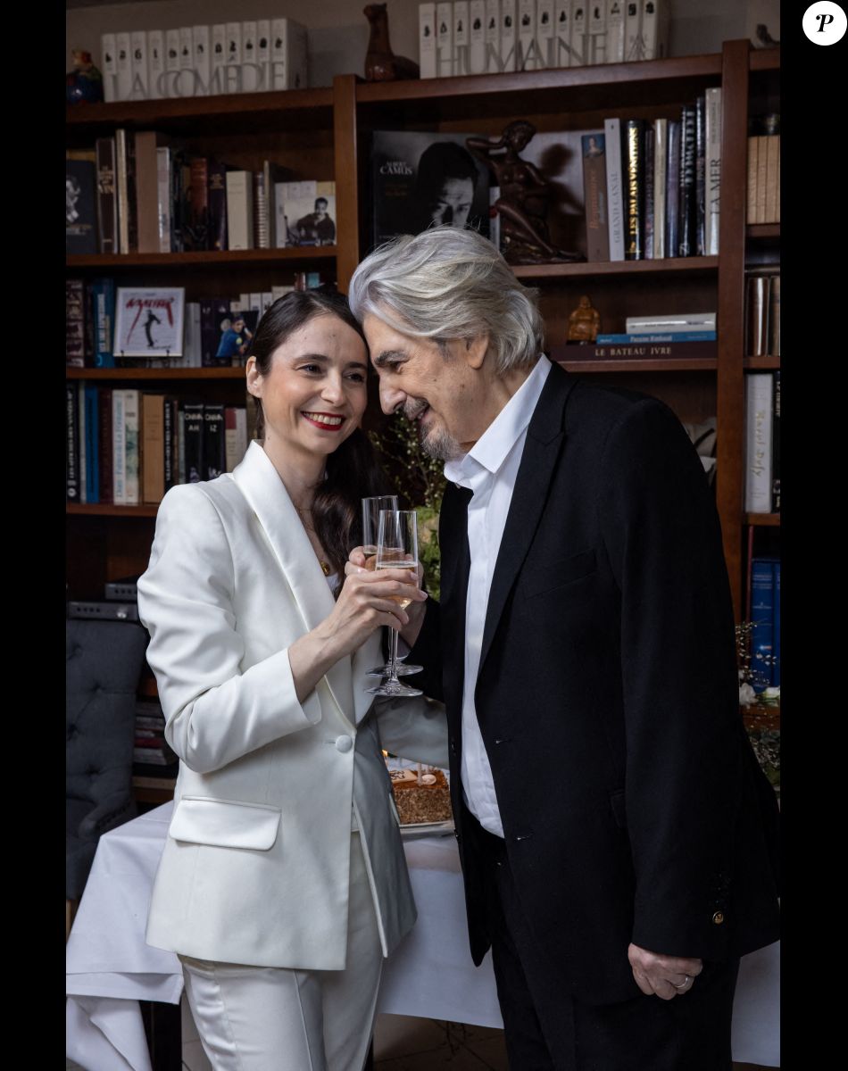 Mariage de Serge Lama et Luana Santonino à la mairie du 7ème arrondissement de Paris. Rachida Dati, Maire du 7ème a célébré le mariage. Paris, le 11 février 2021. © Cyril Moreau/Bestimage.