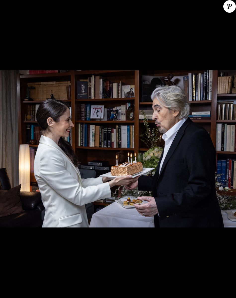 Mariage de Serge Lama et Luana Santonino à la mairie du 7ème arrondissement de Paris. Rachida Dati, Maire du 7ème a célébré le mariage. Paris, le 11 février 2021. © Cyril Moreau/Bestimage.