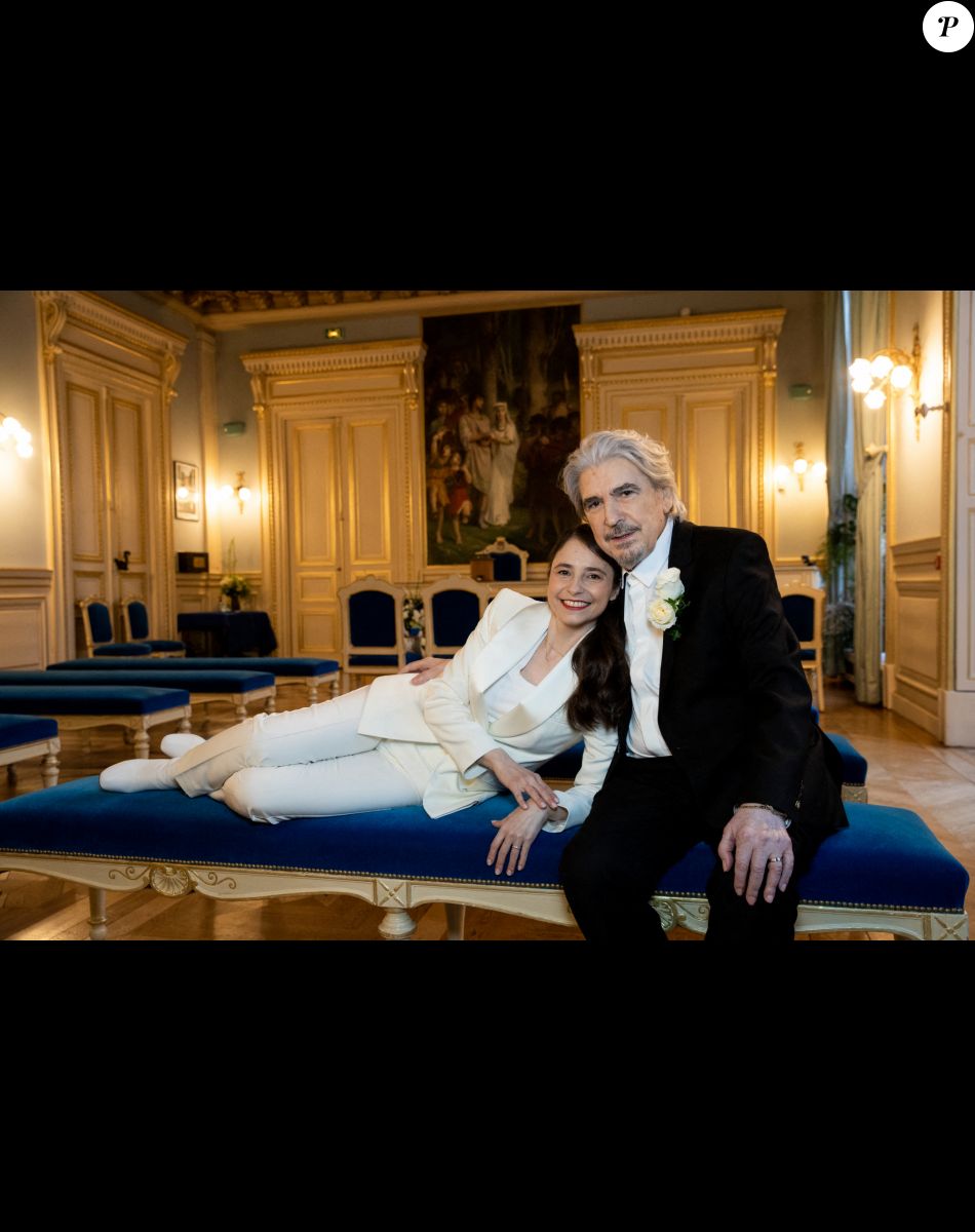 Mariage de Serge Lama et Luana Santonino à la mairie du 7ème arrondissement de Paris. Rachida Dati, Maire du 7ème a célébré le mariage. Paris, le 11 février 2021. © Cyril Moreau/Bestimage.
