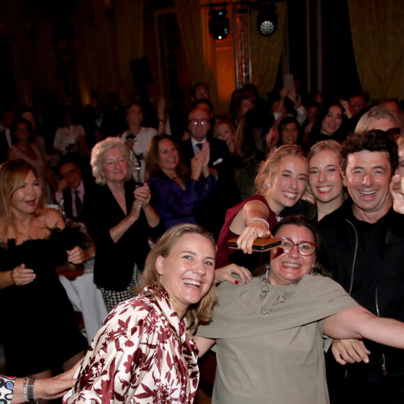 Concert privé de Patrick Bruel, qui danse avec le public dont les triplées Mareva de Vanssay, Illinois de Vanssay et Océanie de Vanssay, durant le 35ème Dîner de Gala "Vaincre le cancer" au profit de la lutte contre les cancers au Cercle de l'Union Interalliée à Paris, France, le 29 Octobre 2022. © Bertrand Rindoff / Bestimage