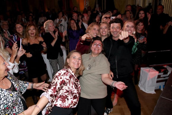 Concert privé de Patrick Bruel, qui danse avec le public dont les triplées Mareva de Vanssay, Illinois de Vanssay et Océanie de Vanssay, durant le 35ème Dîner de Gala "Vaincre le cancer" au profit de la lutte contre les cancers au Cercle de l'Union Interalliée à Paris, France, le 29 Octobre 2022. © Bertrand Rindoff / Bestimage