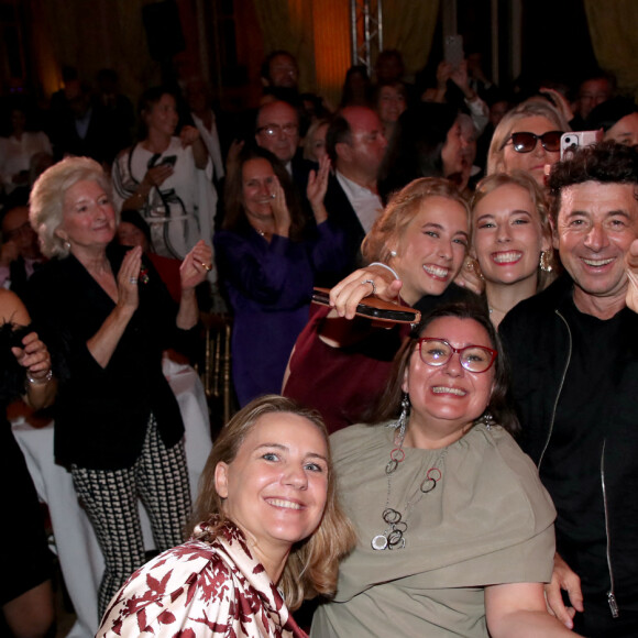 Concert privé de Patrick Bruel, qui danse avec le public dont les triplées Mareva de Vanssay, Illinois de Vanssay et Océanie de Vanssay, durant le 35ème Dîner de Gala "Vaincre le cancer" au profit de la lutte contre les cancers au Cercle de l'Union Interalliée à Paris, France, le 29 Octobre 2022. © Bertrand Rindoff / Bestimage