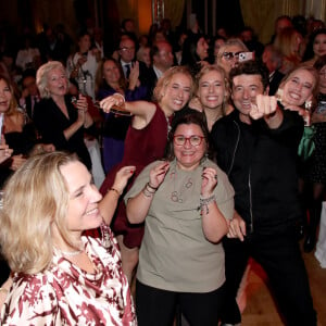 Concert privé de Patrick Bruel, qui danse avec le public dont les triplées Mareva de Vanssay, Illinois de Vanssay et Océanie de Vanssay, durant le 35ème Dîner de Gala "Vaincre le cancer" au profit de la lutte contre les cancers au Cercle de l'Union Interalliée à Paris, France, le 29 Octobre 2022. © Bertrand Rindoff / Bestimage