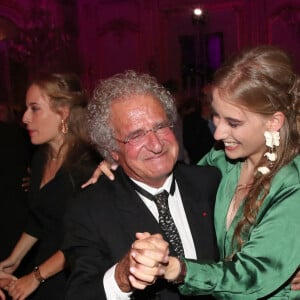 Laurent Dassault danse avec les filles de son ami le Marquis de Vanssay ; Mareva de Vanssay, Illinois de Vanssay et Océanie de Vanssay - Dîner du 35ème Gala "Vaincre le cancer" au profit de la lutte contre les cancers au Cercle de l'Union Interalliée à Paris le 29 octobre 2022. Plus de 90.000 cancers n'ont pu être diagnostiqués en 2020 à cause de la pandémie de la covid-19. Sans ces dommages collatéraux, le cancer reste la première cause de mortalité prématurée en France. Face à ce constat, il est urgent de ne pas relâcher les efforts dans la recherche contre le cancer au risque d'effacer une partie non négligeable des progrès réalisés ces dernières années, ce qui aurait pour conséquence d'impacter les malades. © Bertrand Rindoff / Bestimage