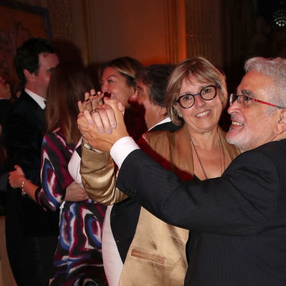 Patrick Bruel fait danser la salle dont la Ministre de l'Enseignement supérieur et de La Recherche, Sylvie Retailleau - Dîner du 35ème Gala "Vaincre le cancer" au profit de la lutte contre les cancers au Cercle de l'Union Interalliée à Paris le 29 octobre 2022. Plus de 90.000 cancers n'ont pu être diagnostiqués en 2020 à cause de la pandémie de la covid-19. Sans ces dommages collatéraux, le cancer reste la première cause de mortalité prématurée en France. Face à ce constat, il est urgent de ne pas relâcher les efforts dans la recherche contre le cancer au risque d'effacer une partie non négligeable des progrès réalisés ces dernières années, ce qui aurait pour conséquence d'impacter les malades. © Bertrand Rindoff / Bestimage