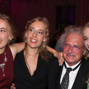 Laurent Dassault danse avec les filles de son ami le Marquis de Vanssay ; Mareva de Vanssay, Illinois de Vanssay et Océanie de Vanssay - Dîner du 35ème Gala "Vaincre le cancer" au profit de la lutte contre les cancers au Cercle de l'Union Interalliée à Paris le 29 octobre 2022. Plus de 90.000 cancers n'ont pu être diagnostiqués en 2020 à cause de la pandémie de la covid-19. Sans ces dommages collatéraux, le cancer reste la première cause de mortalité prématurée en France. Face à ce constat, il est urgent de ne pas relâcher les efforts dans la recherche contre le cancer au risque d'effacer une partie non négligeable des progrès réalisés ces dernières années, ce qui aurait pour conséquence d'impacter les malades. © Bertrand Rindoff / Bestimage