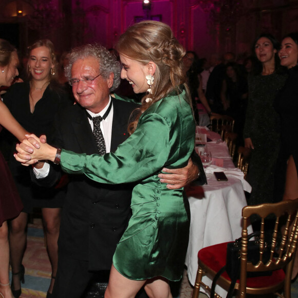 Laurent Dassault danse avec les filles de son ami le Marquis de Vanssay ; Mareva de Vanssay, Illinois de Vanssay et Océanie de Vanssay - Dîner du 35ème Gala "Vaincre le cancer" au profit de la lutte contre les cancers au Cercle de l'Union Interalliée à Paris le 29 octobre 2022. Plus de 90.000 cancers n'ont pu être diagnostiqués en 2020 à cause de la pandémie de la covid-19. Sans ces dommages collatéraux, le cancer reste la première cause de mortalité prématurée en France. Face à ce constat, il est urgent de ne pas relâcher les efforts dans la recherche contre le cancer au risque d'effacer une partie non négligeable des progrès réalisés ces dernières années, ce qui aurait pour conséquence d'impacter les malades. © Bertrand Rindoff / Bestimage