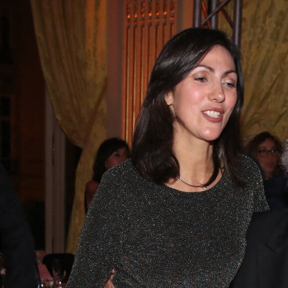 Patrick Bruel fait danser Lynda Aggoune, Laurent Dassault et la salle - Dîner du 35ème Gala "Vaincre le cancer" au profit de la lutte contre les cancers au Cercle de l'Union Interalliée à Paris le 29 octobre 2022. Plus de 90.000 cancers n'ont pu être diagnostiqués en 2020 à cause de la pandémie de la covid-19. Sans ces dommages collatéraux, le cancer reste la première cause de mortalité prématurée en France. Face à ce constat, il est urgent de ne pas relâcher les efforts dans la recherche contre le cancer au risque d'effacer une partie non négligeable des progrès réalisés ces dernières années, ce qui aurait pour conséquence d'impacter les malades. © Bertrand Rindoff / Bestimage