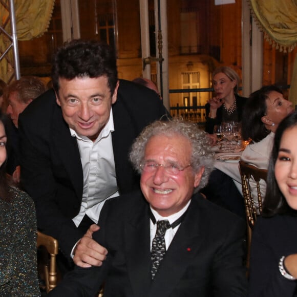 Lynda Aggoune, Patrick Bruel, Laurent Dassault et guest - Dîner du 35ème Gala "Vaincre le cancer" au profit de la lutte contre les cancers au Cercle de l'Union Interalliée à Paris le 29 octobre 2022. Plus de 90.000 cancers n'ont pu être diagnostiqués en 2020 à cause de la pandémie de la covid-19. Sans ces dommages collatéraux, le cancer reste la première cause de mortalité prématurée en France. Face à ce constat, il est urgent de ne pas relâcher les efforts dans la recherche contre le cancer au risque d'effacer une partie non négligeable des progrès réalisés ces dernières années, ce qui aurait pour conséquence d'impacter les malades. © Bertrand Rindoff / Bestimage