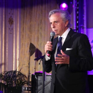 Michel Oks (Président du conseil d'Administration de "Vaincre le cancer ") présente la soirée - Dîner du 35ème Gala "Vaincre le cancer" au profit de la lutte contre les cancers au Cercle de l'Union Interalliée à Paris le 29 octobre 2022. Plus de 90.000 cancers n'ont pu être diagnostiqués en 2020 à cause de la pandémie de la covid-19. Sans ces dommages collatéraux, le cancer reste la première cause de mortalité prématurée en France. Face à ce constat, il est urgent de ne pas relâcher les efforts dans la recherche contre le cancer au risque d'effacer une partie non négligeable des progrès réalisés ces dernières années, ce qui aurait pour conséquence d'impacter les malades. © Bertrand Rindoff / Bestimage