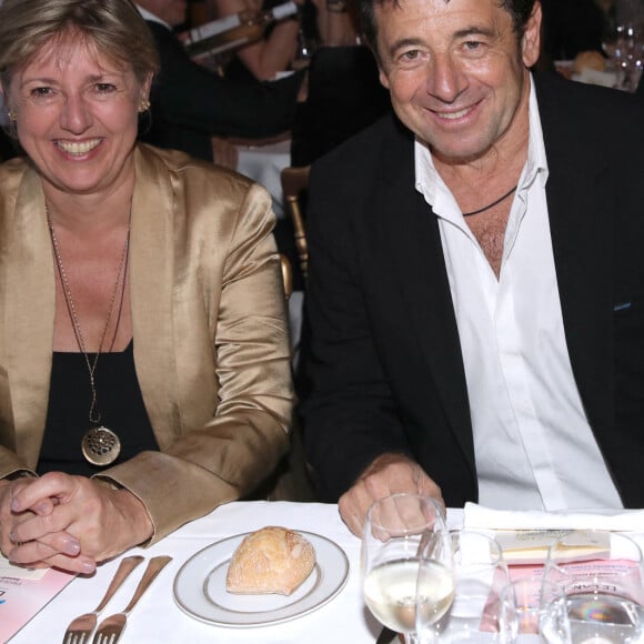 La Ministre de l'Enseignement supérieur et de La Recherche, Sylvie Retailleau et Patrick Bruel - Dîner du 35ème Gala "Vaincre le cancer" au profit de la lutte contre les cancers au Cercle de l'Union Interalliée à Paris le 29 octobre 2022. Plus de 90.000 cancers n'ont pu être diagnostiqués en 2020 à cause de la pandémie de la covid-19. Sans ces dommages collatéraux, le cancer reste la première cause de mortalité prématurée en France. Face à ce constat, il est urgent de ne pas relâcher les efforts dans la recherche contre le cancer au risque d'effacer une partie non négligeable des progrès réalisés ces dernières années, ce qui aurait pour conséquence d'impacter les malades. © Bertrand Rindoff / Bestimage