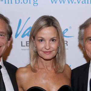 Docteur Frédéric Saldmann, sa femme Marie et Michel Oks (Président du conseil d'Administration de "Vaincre le cancer ») - Dîner du 35ème Gala "Vaincre le cancer" au profit de la lutte contre les cancers au Cercle de l'Union Interalliée à Paris le 29 octobre 2022. Plus de 90.000 cancers n’ont pu être diagnostiqués en 2020 à cause de la pandémie de la covid-19. Sans ces dommages collatéraux, le cancer reste la première cause de mortalité prématurée en France. Face à ce constat, il est urgent de ne pas relâcher les efforts dans la recherche contre le cancer au risque d’effacer une partie non négligeable des progrès réalisés ces dernières années, ce qui aurait pour conséquence d’impacter les malades. © Bertrand Rindoff / Bestimage 