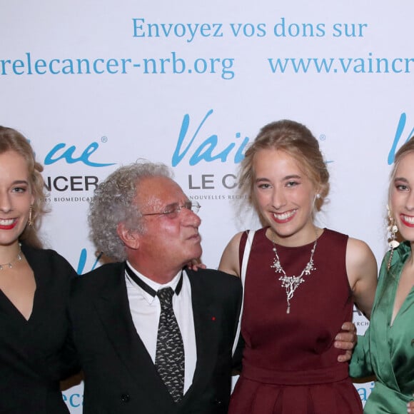 Laurent Dassault avec les triplée Illinois de Vanssay, Mareva de Vanssay et Océanie de Vanssay - Dîner du 35ème Gala "Vaincre le cancer" au profit de la lutte contre les cancers au Cercle de l'Union Interalliée à Paris le 29 octobre 2022. Plus de 90.000 cancers n’ont pu être diagnostiqués en 2020 à cause de la pandémie de la covid-19. Sans ces dommages collatéraux, le cancer reste la première cause de mortalité prématurée en France. Face à ce constat, il est urgent de ne pas relâcher les efforts dans la recherche contre le cancer au risque d’effacer une partie non négligeable des progrès réalisés ces dernières années, ce qui aurait pour conséquence d’impacter les malades. © Bertrand Rindoff / Bestimage 