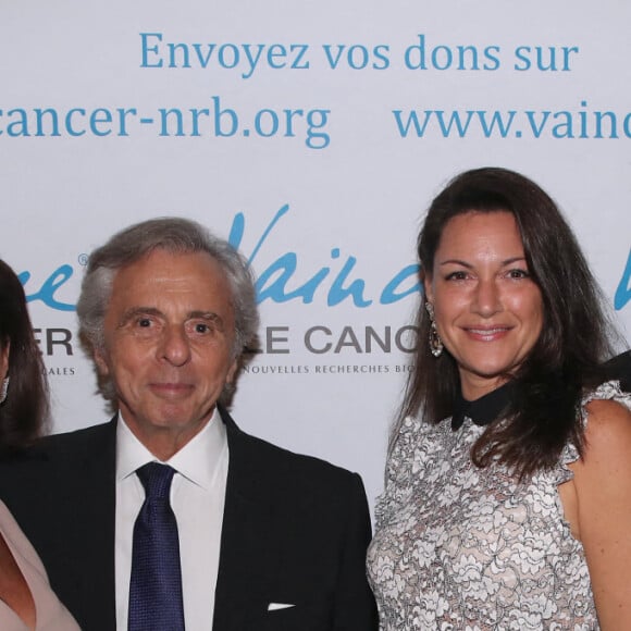 Michel Oks (Président du conseil d'Administration de "Vaincre le cancer ») et sa femme Judith avec leur fils Daniel Oks et sa femme Éméline - Dîner du 35ème Gala "Vaincre le cancer" au profit de la lutte contre les cancers au Cercle de l'Union Interalliée à Paris le 29 octobre 2022. Plus de 90.000 cancers n’ont pu être diagnostiqués en 2020 à cause de la pandémie de la covid-19. Sans ces dommages collatéraux, le cancer reste la première cause de mortalité prématurée en France. Face à ce constat, il est urgent de ne pas relâcher les efforts dans la recherche contre le cancer au risque d’effacer une partie non négligeable des progrès réalisés ces dernières années, ce qui aurait pour conséquence d’impacter les malades. © Bertrand Rindoff / Bestimage 