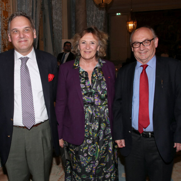 Michel Oks (Président du conseil d'Administration de "Vaincre le cancer ») avec les Professeurs Jean-Michel Oughourlian, Annelise Bennaceur-Griscelli et Ali Turhan - Dîner du 35ème Gala "Vaincre le cancer" au profit de la lutte contre les cancers au Cercle de l'Union Interalliée à Paris le 29 octobre 2022. Plus de 90.000 cancers n’ont pu être diagnostiqués en 2020 à cause de la pandémie de la covid-19. Sans ces dommages collatéraux, le cancer reste la première cause de mortalité prématurée en France. Face à ce constat, il est urgent de ne pas relâcher les efforts dans la recherche contre le cancer au risque d’effacer une partie non négligeable des progrès réalisés ces dernières années, ce qui aurait pour conséquence d’impacter les malades. © Bertrand Rindoff / Bestimage 