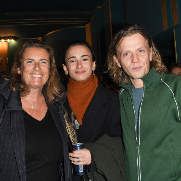 Lisa Azuelos, sa fille Thaïs Alessandrin et Alex Lutz - 100e du spectacle Alex Lutz aux Folies Bergère à Paris le 17 janvier 2020. © Coadic Guirec / Bestimage