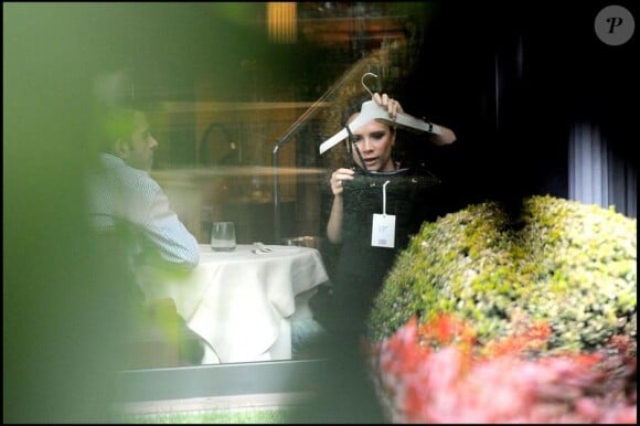 Victoria Beckham à l'Hôtel Principe di Savoia découvre de nouvelles robes après une journée de shopping le 9 février 2010 à Milan