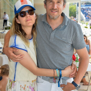 Marion Cotillard et son compagnon Guillaume Canet dans la tente VIP lors du Longines Paris Eiffel Jumping au Champ de Mars à Paris, le samedi 6 juillet 2019. © Veeren Ramsamy/Bestimage.