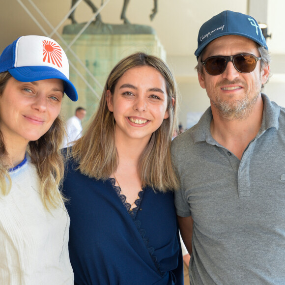 Marion Cotillard et son compagnon Guillaume Canet, guest dans la tente VIP lors du Longines Paris Eiffel Jumping au Champ de Mars à Paris, le samedi 6 juillet 2019. © Veeren Ramsamy/Bestimage.