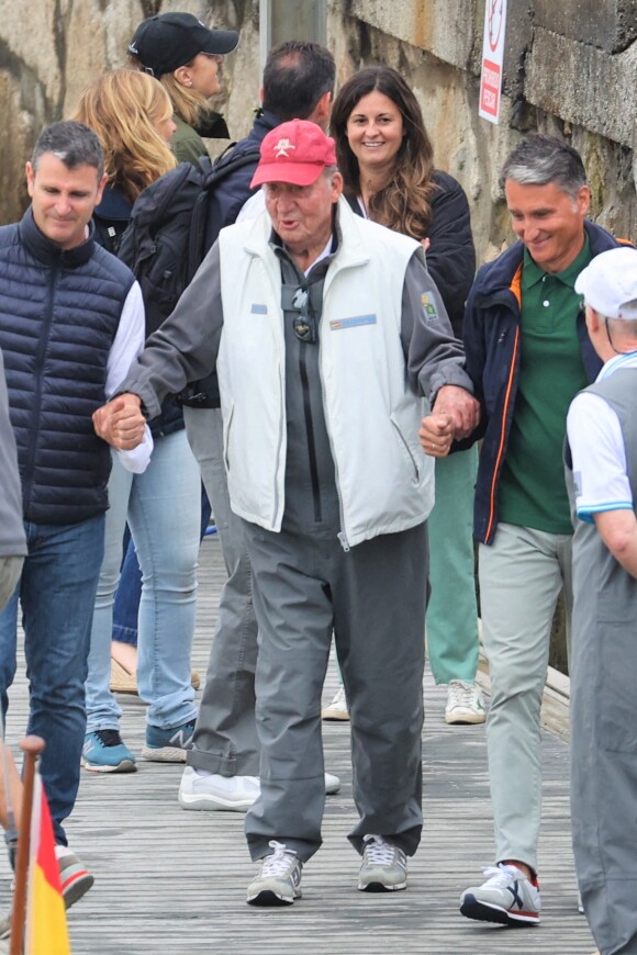 Le roi Juan Carlos Ier assiste à bord du bateau "Bribon" à la régate du IV Circuit de la Coupe d'Espagne, le 22 mai 2022 à Sanxenxo.