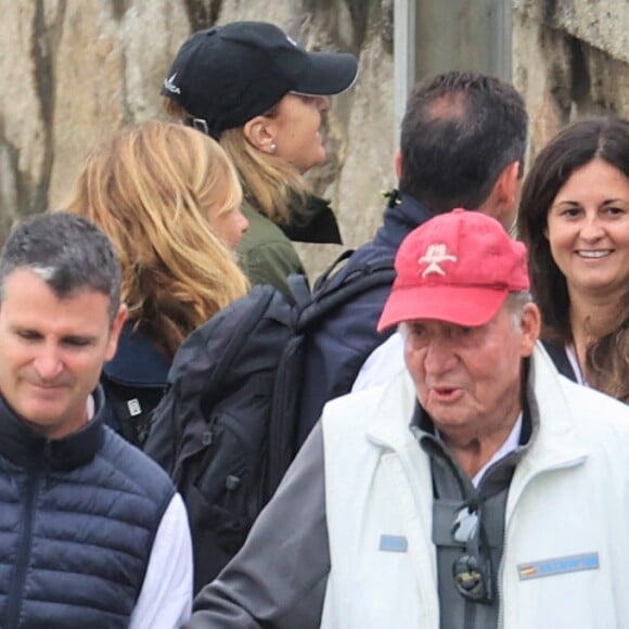 Le roi Juan Carlos Ier assiste à bord du bateau "Bribon" à la régate du IV Circuit de la Coupe d'Espagne, le 22 mai 2022 à Sanxenxo.