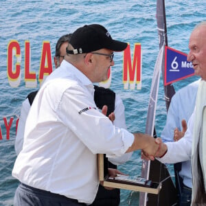 Le roi Juan Carlos Ier assiste à la remise de prix de la régate du IV Circuit de la Coupe d'Espagne à Sansexo, le 22 mai 2022. 