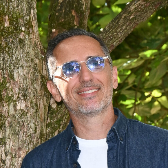 Gad Elmaleh au photocall du film "Reste un peu" lors du 15ème festival du film francophone de Angoulême, France, le 27 août 2022. © Coadic Guirec/Bestimage 