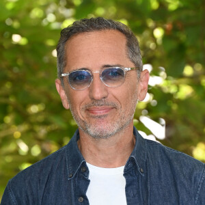 Gad Elmaleh au photocall du film "Reste un peu" lors du 15ème festival du film francophone de Angoulême, France, le 27 août 2022. © Coadic Guirec/Bestimage 