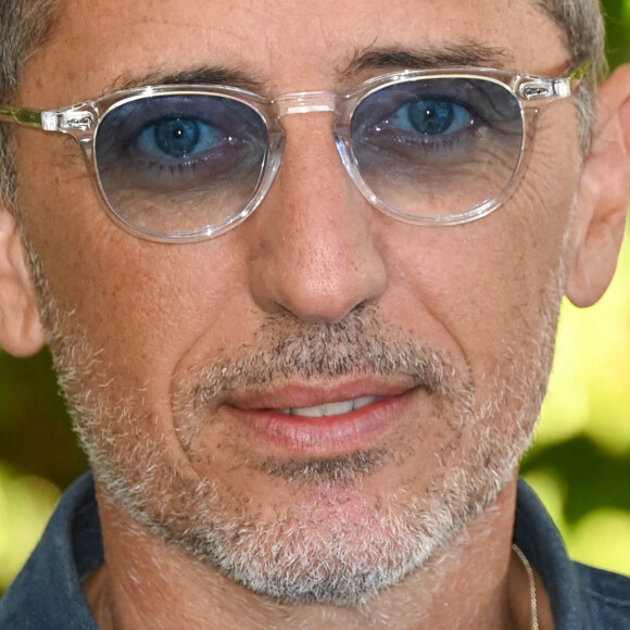 Gad Elmaleh au photocall du film "Reste un peu" lors du 15ème festival du film francophone de Angoulême, France, le 27 août 2022. © Coadic Guirec/Bestimage 