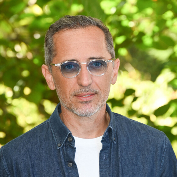 Gad Elmaleh au photocall du film "Reste un peu" lors du 15ème festival du film francophone de Angoulême, France, le 27 août 2022. © Coadic Guirec/Bestimage 