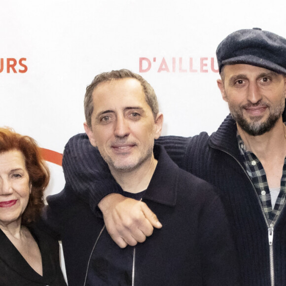 Gad Elmaleh avec ses parents David et Régine Elmaleh, son frère Arié Elmaleh et sa soeur Judith Elmaleh - Gad Elmaleh lors de la dernière parisienne de son spectacle "D'ailleurs" au Dôme de Paris le 26 février 2022 au cocktail de l'After show. © Jack Tribeca / Bestimage 