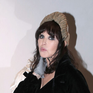 Isabelle Adjani devant l'une de ses robes portées dans la mini-série "Diane de Poitiers" (France 2) : l'actrice n'a pas été retouchée numériquement pour cette oeuvre, mais assume l'avoir déjà été dans d'autres projets.