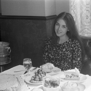 En France, à Paris, Isabelle Adjani dans un restaurant le 22 mai 1973.