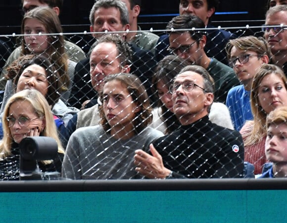 Julien Courbet et son fils Gabin - Célébrités assistent à la victoire de Holger Rune contre Novak Djokovic lors de la finale du tournoi de tennis "Rolex Paris Masters 2022" à Bercy AccorHotels Arena à Paris, le 2 novembre 2022 . © Veeren/Bestimage 