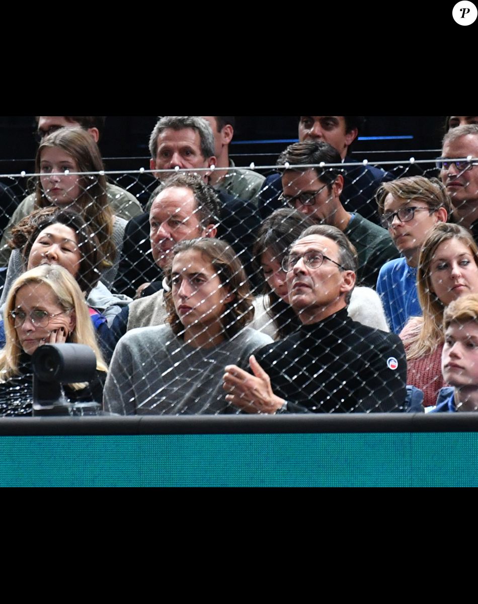 Julien Courbet et son fils Gabin - Célébrités assistent à la victoire de Holger Rune contre Novak Djokovic lors de la finale du tournoi de tennis "Rolex Paris Masters 2022" à Bercy AccorHotels Arena à Paris, le 2 novembre 2022 . © Veeren/Bestimage