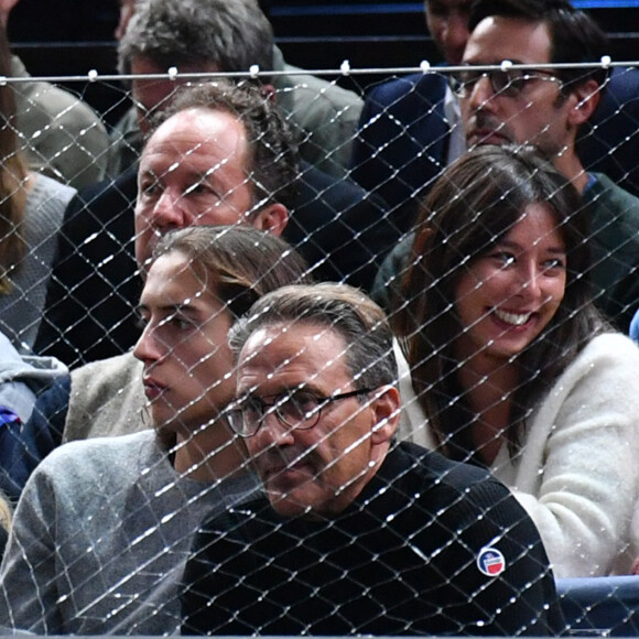 Julien Courbet et son fils Gabin - Célébrités assistent à la victoire de Holger Rune contre Novak Djokovic lors de la finale du tournoi de tennis "Rolex Paris Masters 2022" à Bercy AccorHotels Arena à Paris, le 2 novembre 2022 . © Veeren/Bestimage 