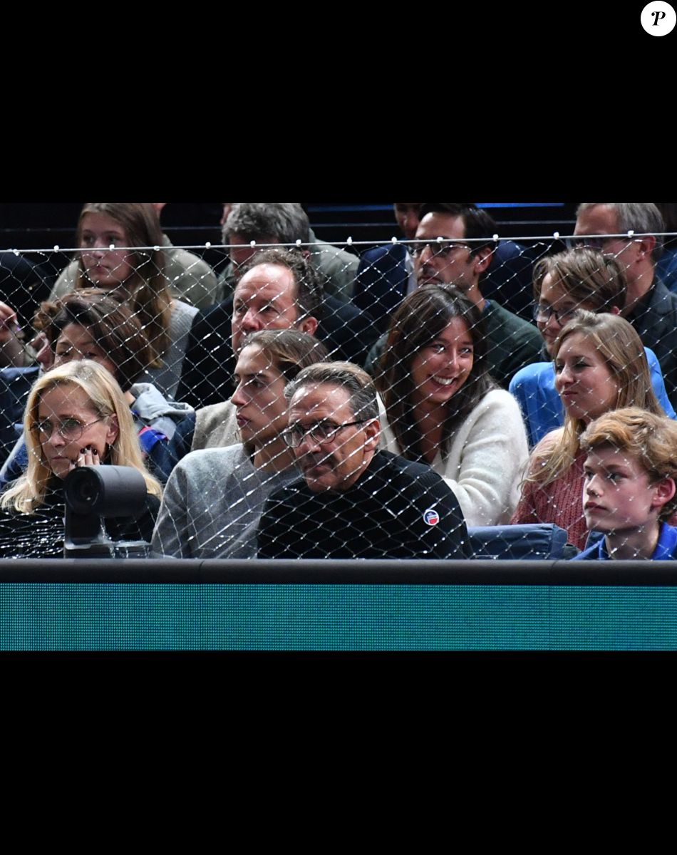 Julien Courbet et son fils Gabin - Célébrités assistent à la victoire de Holger Rune contre Novak Djokovic lors de la finale du tournoi de tennis "Rolex Paris Masters 2022" à Bercy AccorHotels Arena à Paris, le 2 novembre 2022 . © Veeren/Bestimage
