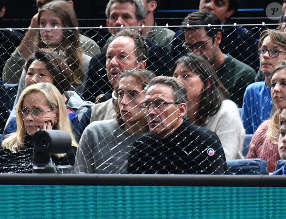 Julien Courbet et son fils Gabin - Célébrités assistent à la victoire de Holger Rune contre Novak Djokovic lors de la finale du tournoi de tennis "Rolex Paris Masters 2022" à Bercy AccorHotels Arena à Paris, le 2 novembre 2022 . © Veeren/Bestimage 