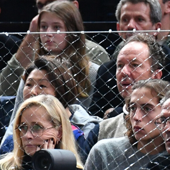 Julien Courbet et son fils Gabin - Célébrités assistent à la victoire de Holger Rune contre Novak Djokovic lors de la finale du tournoi de tennis "Rolex Paris Masters 2022" à Bercy AccorHotels Arena à Paris, le 2 novembre 2022 . © Veeren/Bestimage 