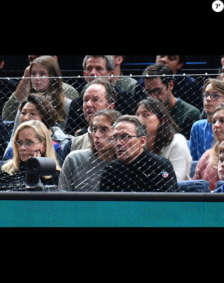 Julien Courbet et son fils Gabin - Célébrités assistent à la victoire de Holger Rune contre Novak Djokovic lors de la finale du tournoi de tennis "Rolex Paris Masters 2022" à Bercy AccorHotels Arena à Paris, le 2 novembre 2022 . © Veeren/Bestimage