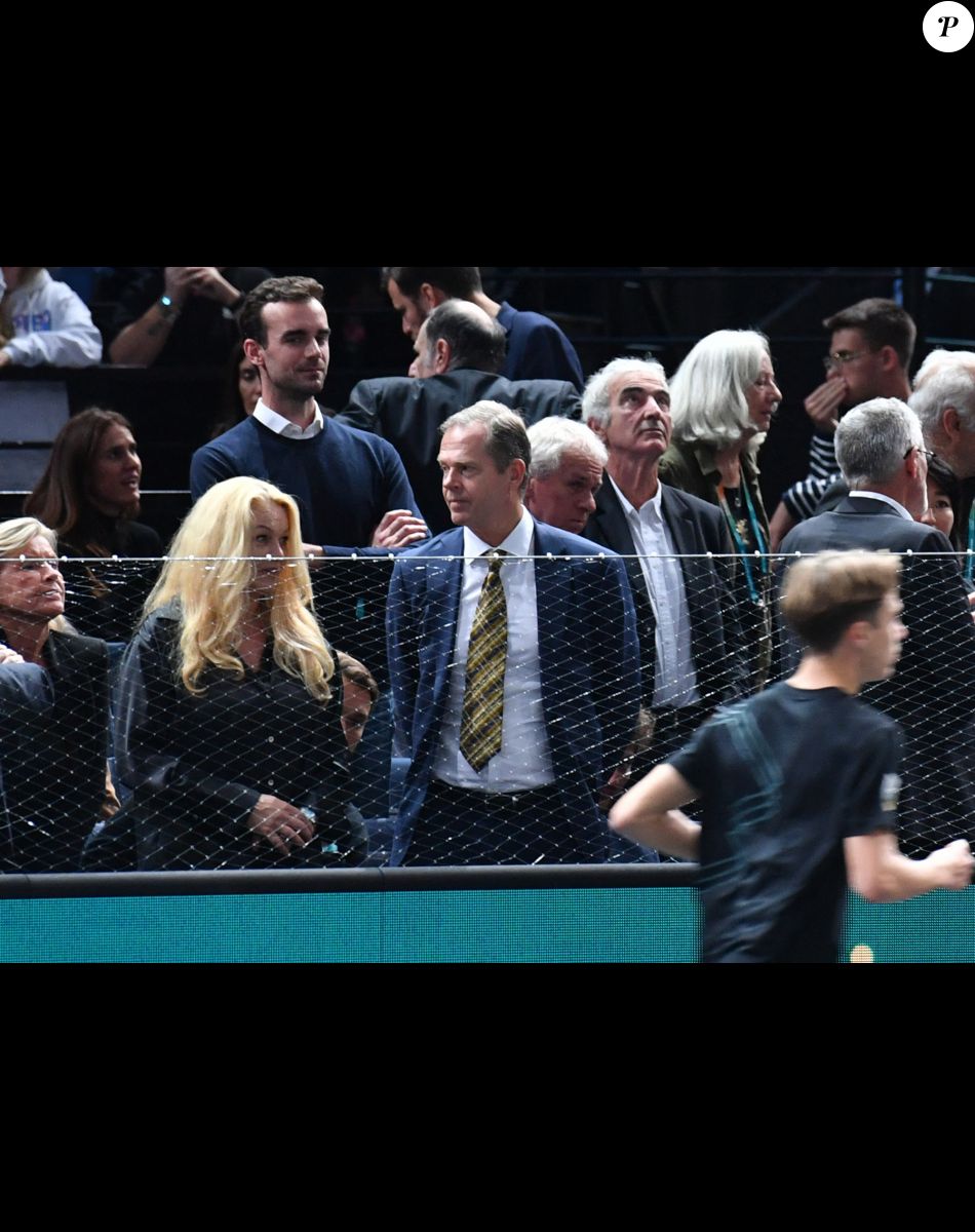 Stefan Edberg, sa femme Annette et Raymond Domenech - Célébrités assistent à la victoire de Holger Rune contre Novak Djokovic lors de la finale du tournoi de tennis "Rolex Paris Masters 2022" à Bercy AccorHotels Arena à Paris, le 2 novembre 2022 . © Veeren/Bestimage