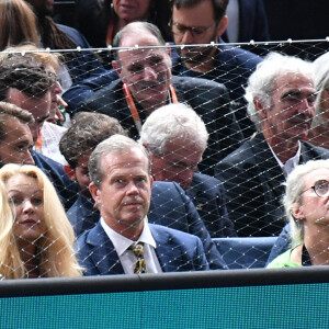 Stefan Edberg, sa femme Annette et Raymond Domenech - Célébrités assistent à la victoire de Holger Rune contre Novak Djokovic lors de la finale du tournoi de tennis "Rolex Paris Masters 2022" à Bercy AccorHotels Arena à Paris, le 2 novembre 2022 . © Veeren/Bestimage 