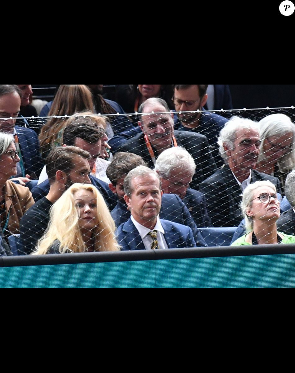 Stefan Edberg, sa femme Annette et Raymond Domenech - Célébrités assistent à la victoire de Holger Rune contre Novak Djokovic lors de la finale du tournoi de tennis "Rolex Paris Masters 2022" à Bercy AccorHotels Arena à Paris, le 2 novembre 2022 . © Veeren/Bestimage
