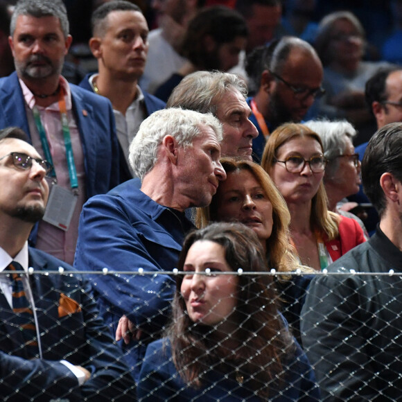 Denis Brogniart et sa femme Hortense - Célébrités assistent à la victoire de Holger Rune contre Novak Djokovic lors de la finale du tournoi de tennis "Rolex Paris Masters 2022" à Bercy AccorHotels Arena à Paris © Veeren/Bestimage 