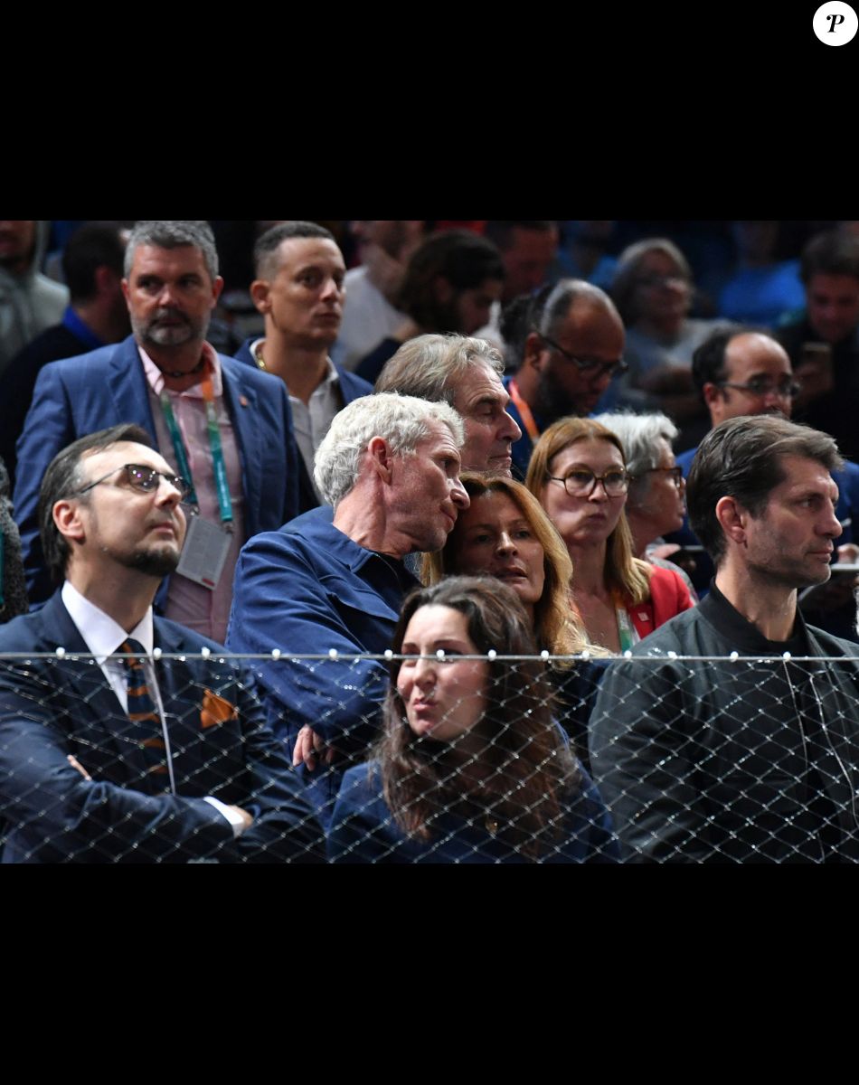 Denis Brogniart et sa femme Hortense - Célébrités assistent à la victoire de Holger Rune contre Novak Djokovic lors de la finale du tournoi de tennis "Rolex Paris Masters 2022" à Bercy AccorHotels Arena à Paris © Veeren/Bestimage