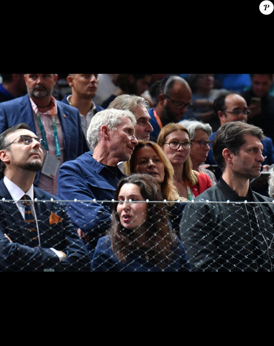 Denis Brogniart et sa femme Hortense - Célébrités assistent à la victoire de Holger Rune contre Novak Djokovic lors de la finale du tournoi de tennis "Rolex Paris Masters 2022" à Bercy AccorHotels Arena à Paris, le 2 novembre 2022 . © Veeren/Bestimage