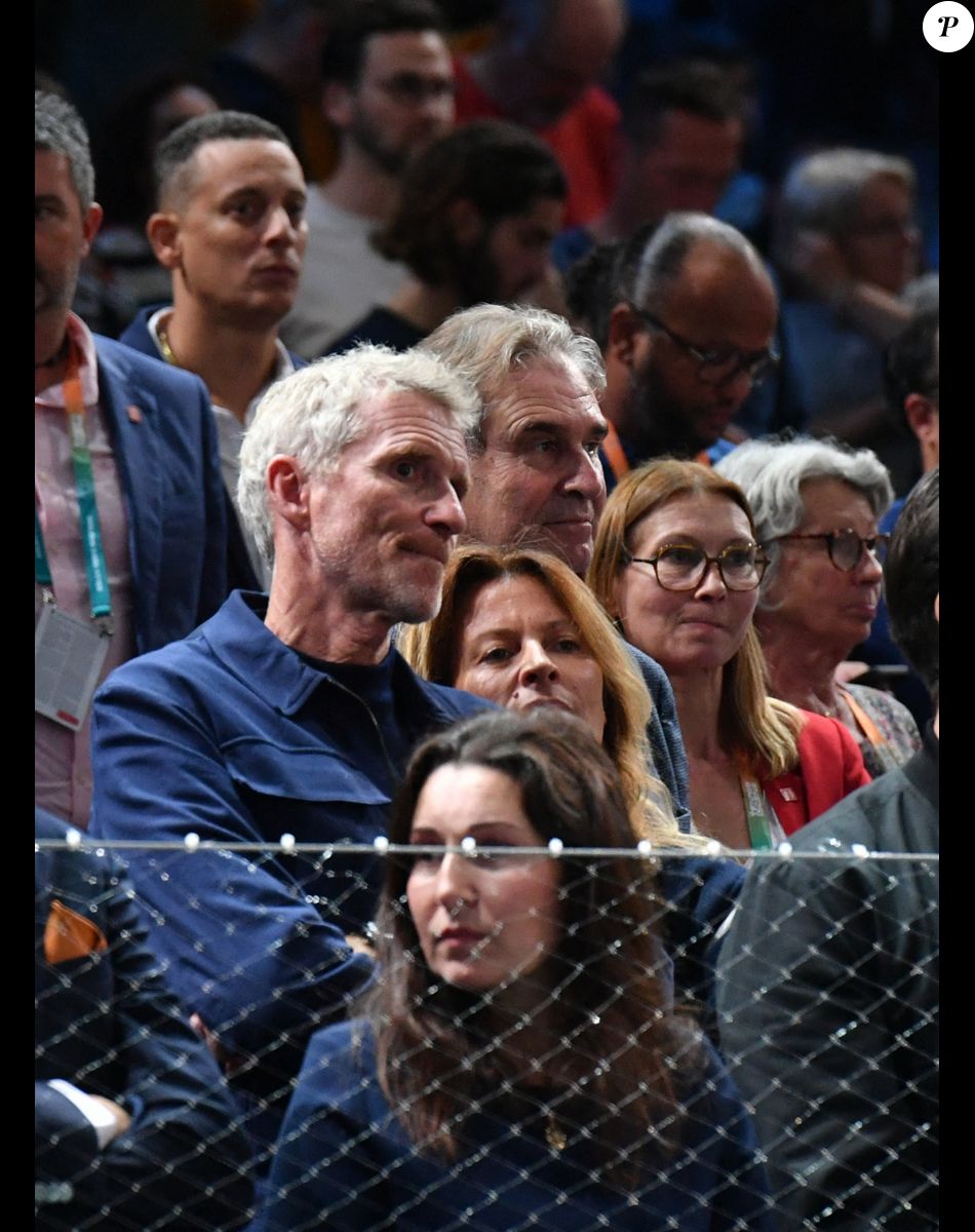 Denis Brogniart et sa femme Hortense - Célébrités assistent à la victoire de Holger Rune contre Novak Djokovic lors de la finale du tournoi de tennis "Rolex Paris Masters 2022" à Bercy AccorHotels Arena à Paris, le 2 novembre 2022 . © Veeren/Bestimage