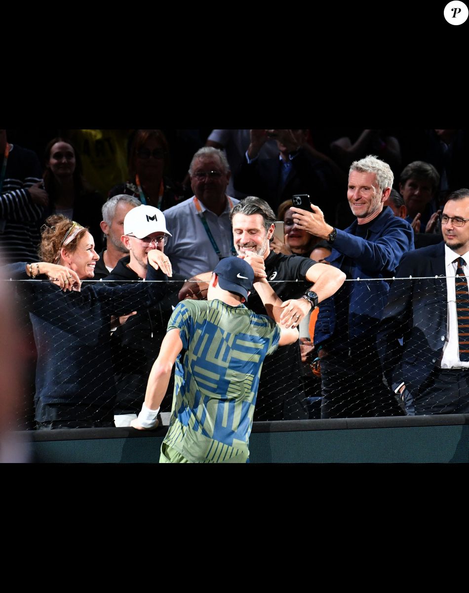 Holger Rune, sa maman Aneke Run et Denis Brogniart - Holger Rune remporte la finale du Rolex Paris Masters 2022 contre Novak Djokovic à Paris le 6 novembre 2022 . © Veeren/Bestimage