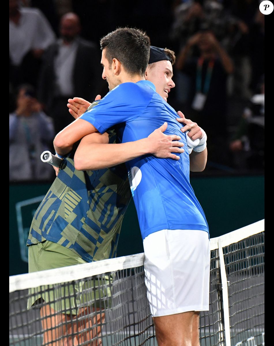 Holger Rune et Novak Djokovic - Holger Rune remporte la finale du Rolex Paris Masters 2022 contre Novak Djokovic à Paris le 6 novembre 2022 . © Veeren/Bestimage