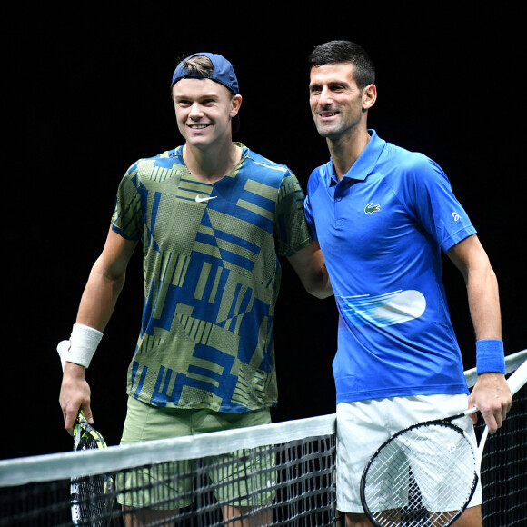 Holger Rune et Novak Djokovic - Holger Rune remporte la finale du Rolex Paris Masters 2022 contre Novak Djokovic à Paris le 6 novembre 2022 . © Veeren/Bestimage 